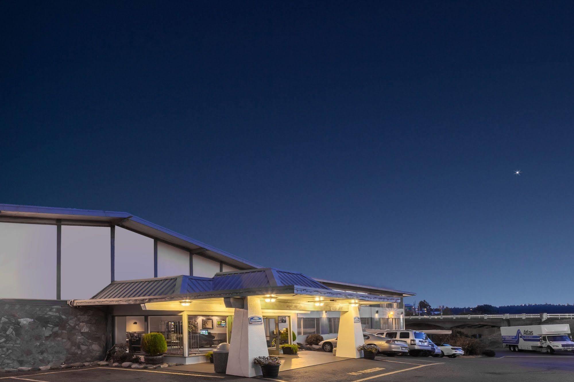 Howard Johnson By Wyndham Nanaimo Harbourside Exterior foto