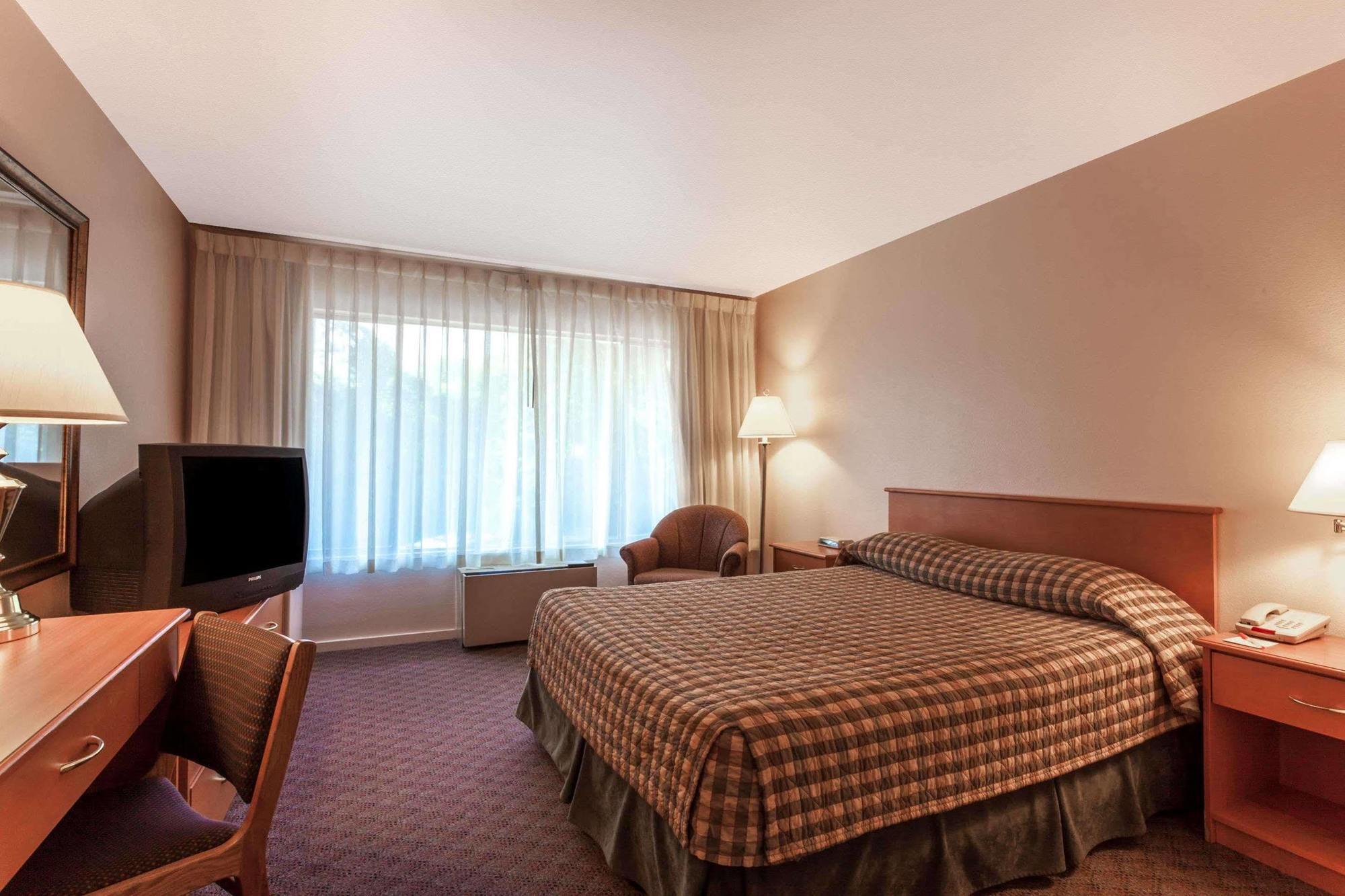 Howard Johnson By Wyndham Nanaimo Harbourside Exterior foto