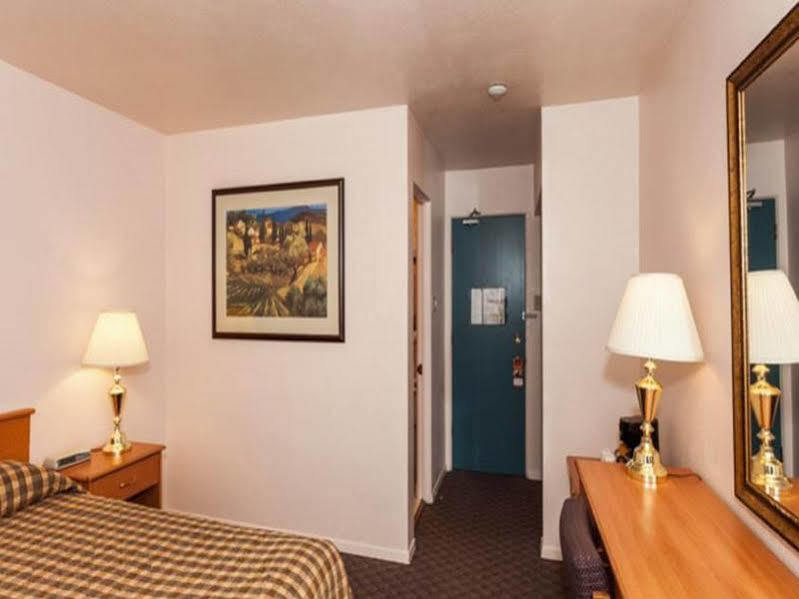Howard Johnson By Wyndham Nanaimo Harbourside Exterior foto