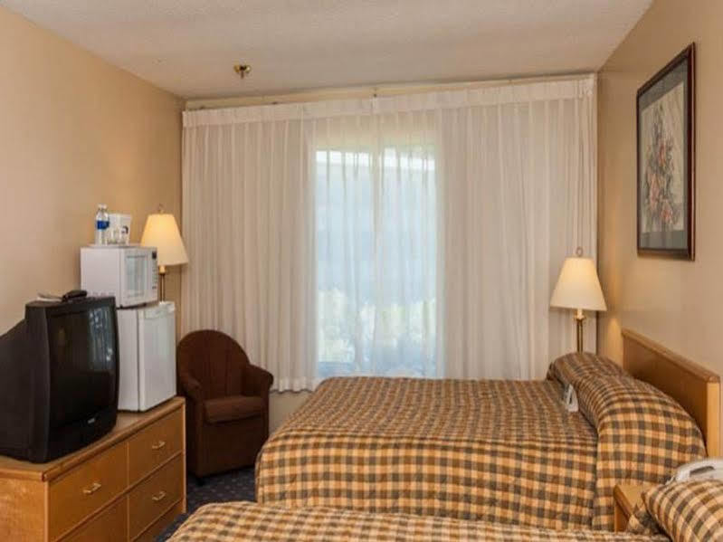 Howard Johnson By Wyndham Nanaimo Harbourside Exterior foto